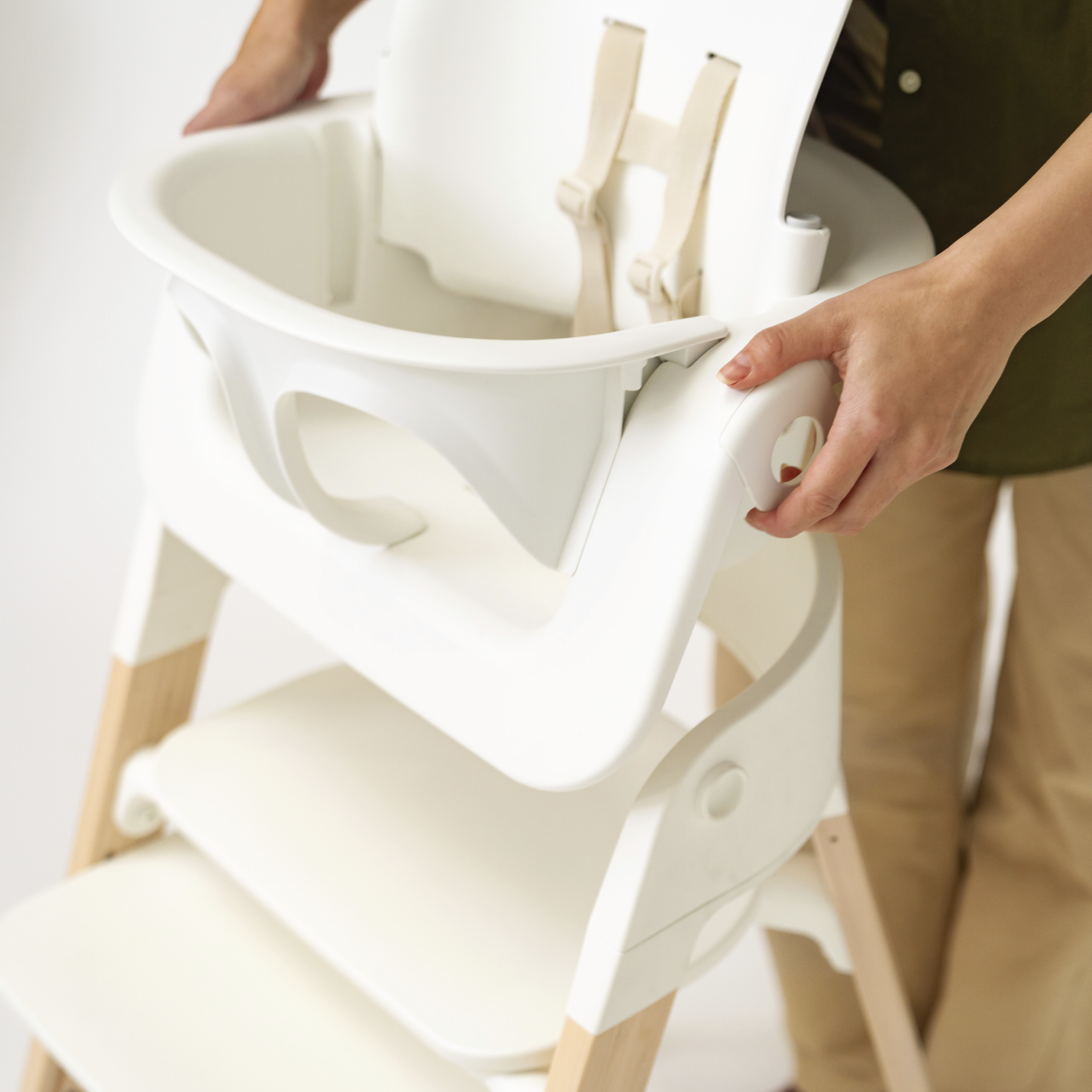 STOKKE ストッケ ステップス チェア ホワイト 木製 ハイチェア ステップス | お子さまに合わせて調節できるハイチェア | Stokke